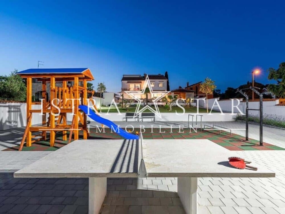 Luxuriöse freistehende Villa mit Pool und Wellnessbereich nahe Poreč