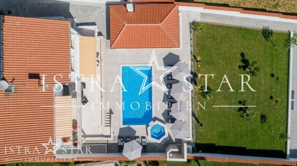 Luxuriöse freistehende Villa mit Pool und Wellnessbereich nahe Poreč