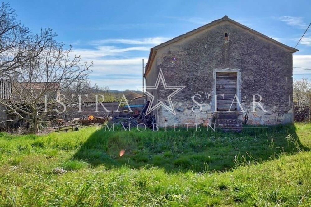 Renovierungsbedürftiges Steinhaus - für Liebhaber historischer Architektur