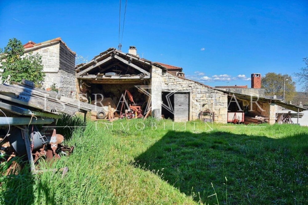 Renovierungsbedürftiges Steinhaus - für Liebhaber historischer Architektur