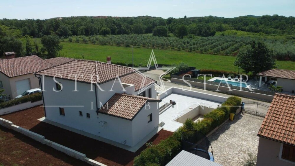 Neubau-Villa mit Garten und Pool in der Nähe von Porec
