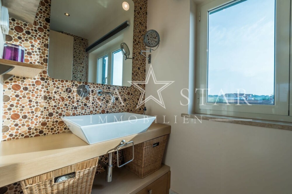 Exquisite Wohnung mit Dachterrasse, Meerblick und Pool nahe Porec