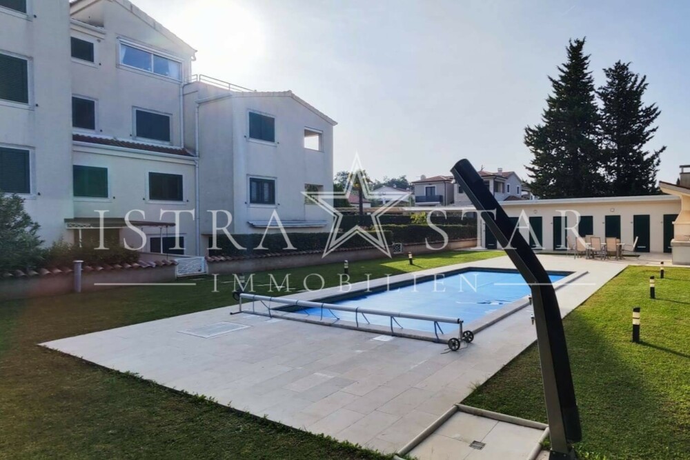 Exquisite Wohnung mit Dachterrasse, Meerblick und Pool nahe Porec