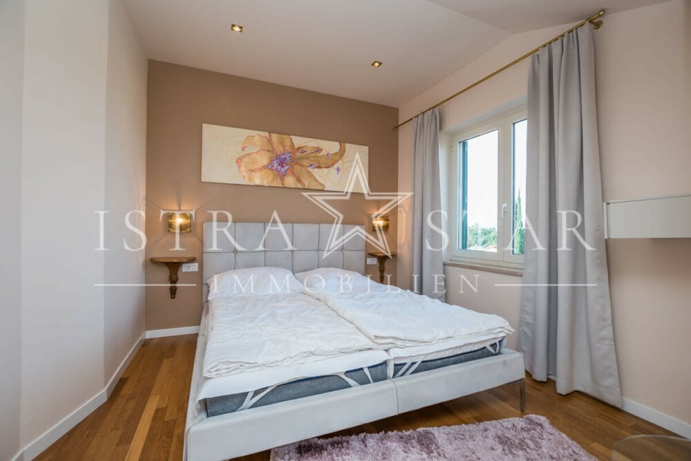 Exquisite Wohnung mit Dachterrasse, Meerblick und Pool nahe Porec