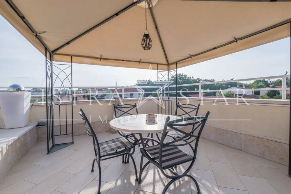 Exquisite Wohnung mit Dachterrasse, Meerblick und Pool nahe Porec