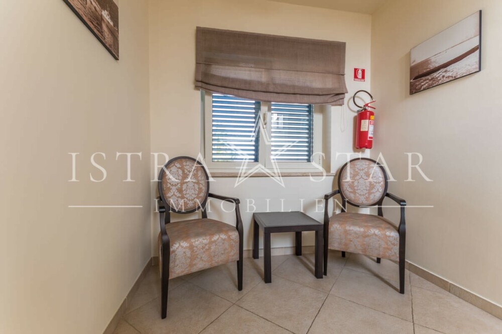 Exquisite Wohnung mit Dachterrasse, Meerblick und Pool nahe Porec