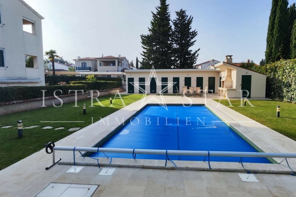 Exquisite Wohnung mit Dachterrasse, Meerblick und Pool nahe Porec