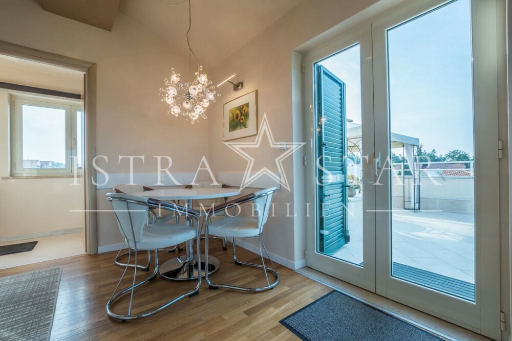 Exquisite Wohnung mit Dachterrasse, Meerblick und Pool nahe Porec