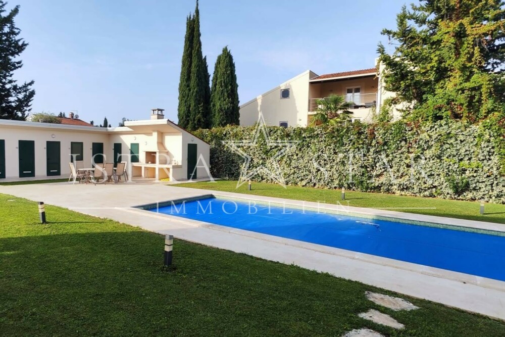 Exquisite Wohnung mit Dachterrasse, Meerblick und Pool nahe Porec