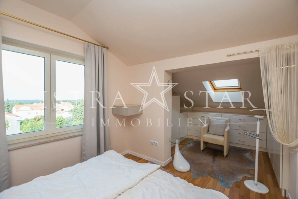 Exquisite Wohnung mit Dachterrasse, Meerblick und Pool nahe Porec