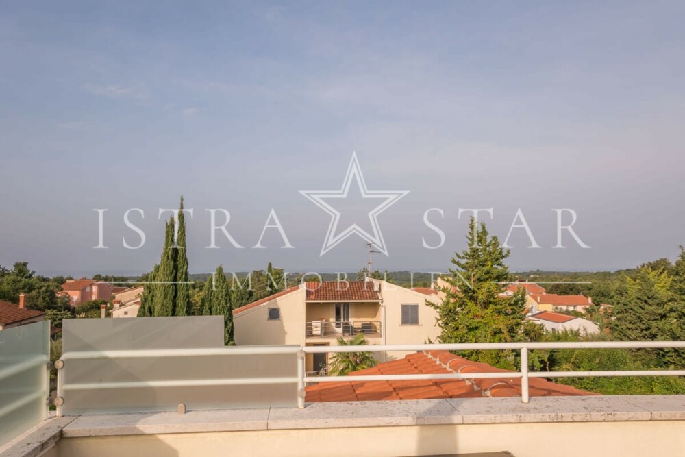 Exquisite Wohnung mit Dachterrasse, Meerblick und Pool nahe Porec