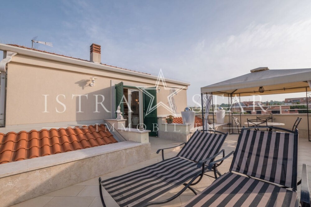 Exquisite Wohnung mit Dachterrasse, Meerblick und Pool nahe Porec