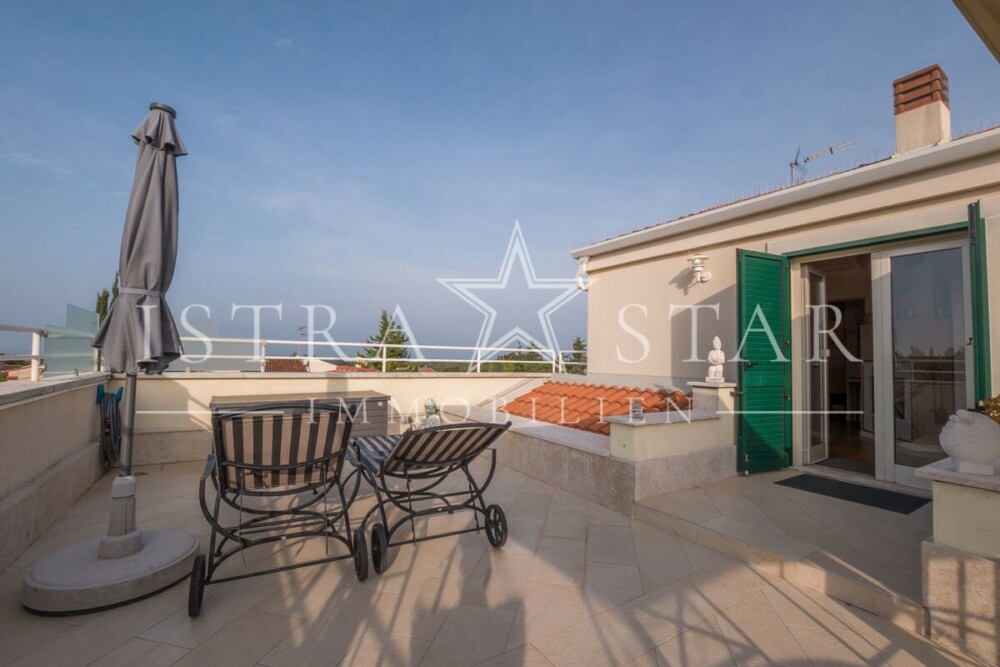 Exquisite Wohnung mit Dachterrasse, Meerblick und Pool nahe Porec