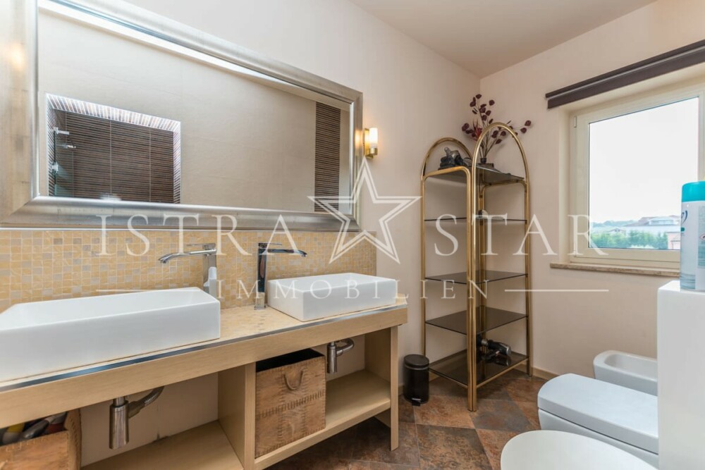 Exquisite Wohnung mit Dachterrasse, Meerblick und Pool nahe Porec