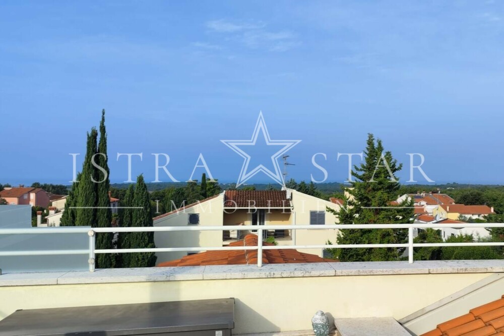 Exquisite Wohnung mit Dachterrasse, Meerblick und Pool nahe Porec