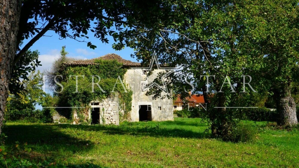 Traumhaftes Steinhaus mit Ausbaupotenzial auf großem Grundstück nahe Porec