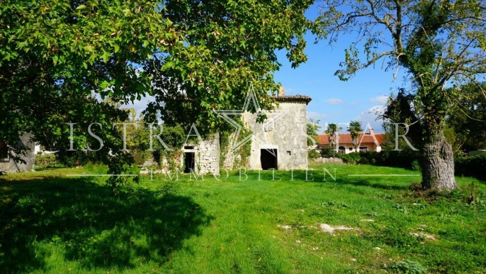 Traumhaftes Steinhaus mit Ausbaupotenzial auf großem Grundstück nahe Porec