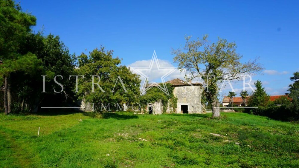 Traumhaftes Steinhaus mit Ausbaupotenzial auf großem Grundstück nahe Porec