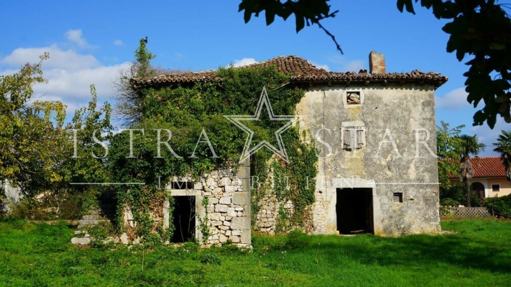 Traumhaftes Steinhaus mit Ausbaupotenzial auf großem Grundstück nahe Porec