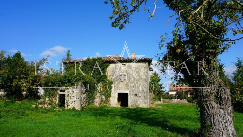 Traumhaftes Steinhaus mit Ausbaupotenzial auf großem Grundstück nahe Porec