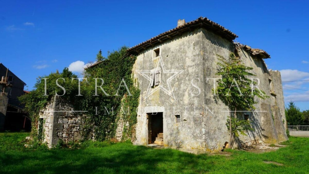 Traumhaftes Steinhaus mit Ausbaupotenzial auf großem Grundstück nahe Porec