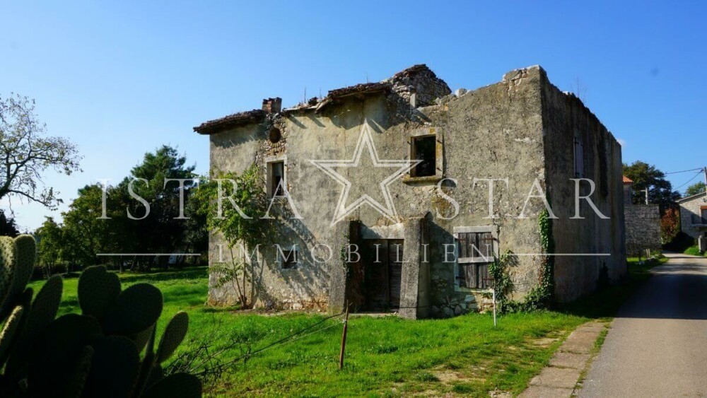 Traumhaftes Steinhaus mit Ausbaupotenzial auf großem Grundstück nahe Porec