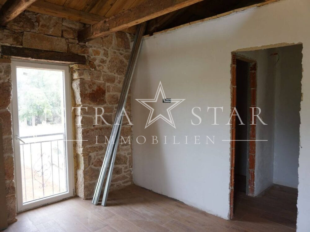 Charmantes Steinhaus mit moderner Renovierung und kleinem Garten in der Nähe von Porec