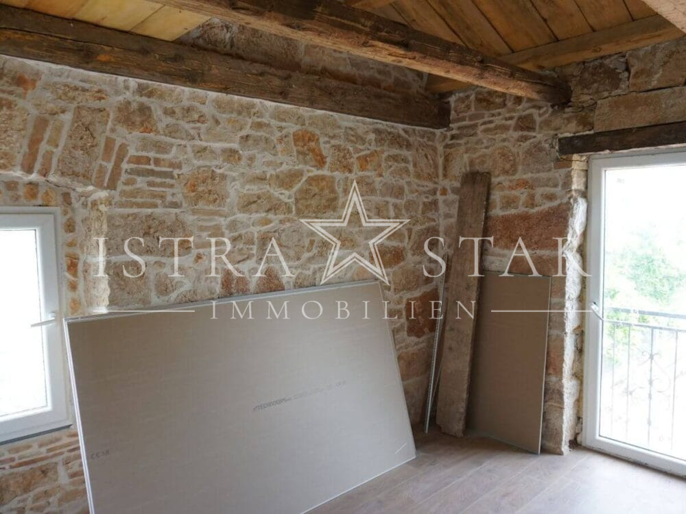 Charmantes Steinhaus mit moderner Renovierung und kleinem Garten in der Nähe von Porec
