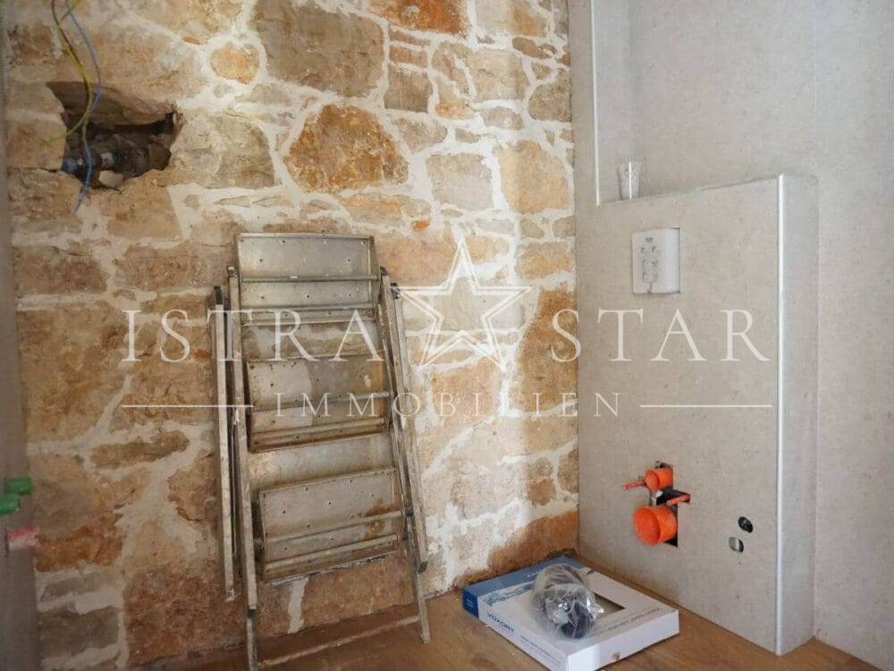 Charmantes Steinhaus mit moderner Renovierung und kleinem Garten in der Nähe von Porec