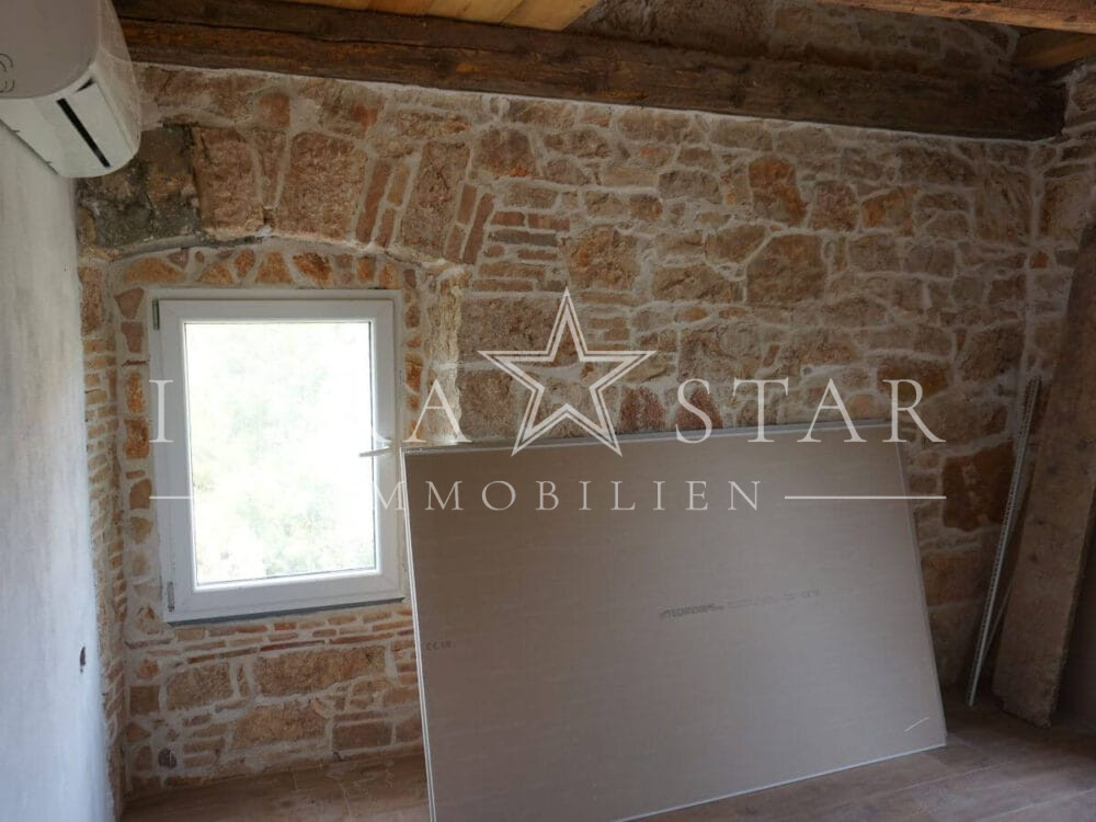 Charmantes Steinhaus mit moderner Renovierung und kleinem Garten in der Nähe von Porec