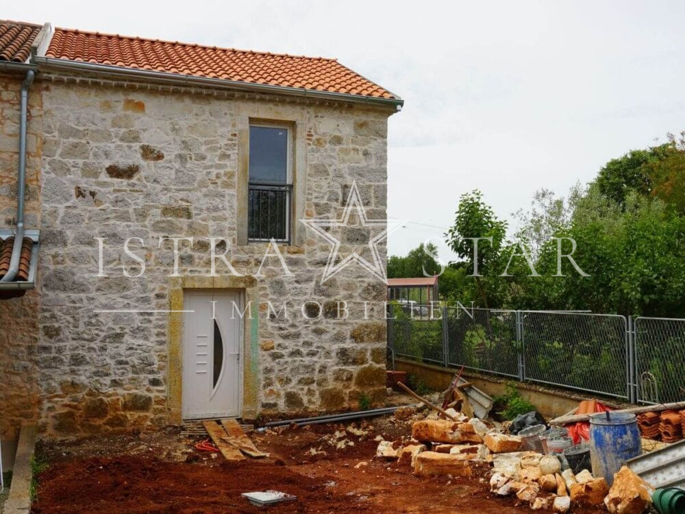 Charmantes Steinhaus mit moderner Renovierung und kleinem Garten in der Nähe von Porec