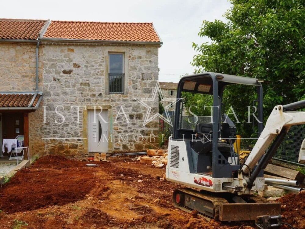 Charmantes Steinhaus mit moderner Renovierung und kleinem Garten in der Nähe von Porec