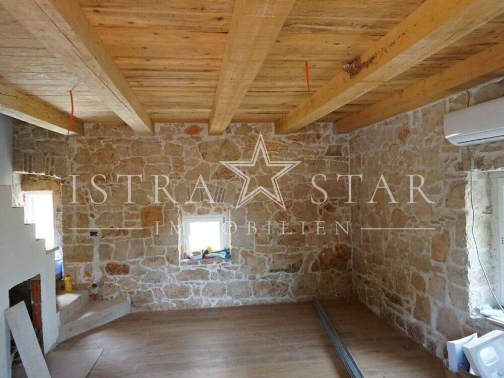 Charmantes Steinhaus mit moderner Renovierung und kleinem Garten in der Nähe von Porec