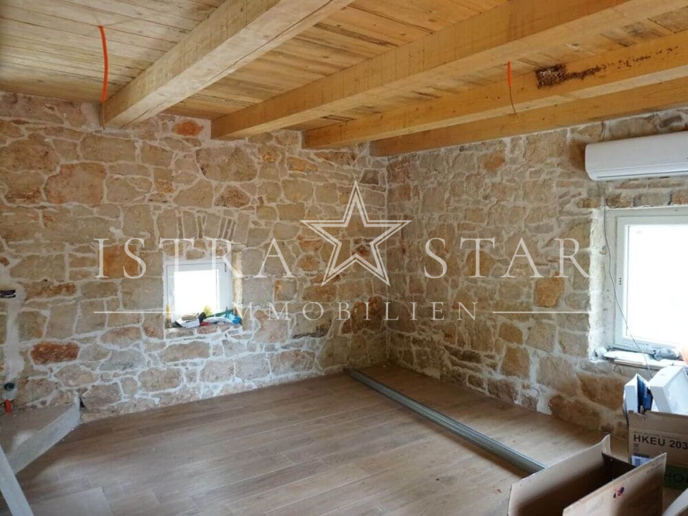 Charmantes Steinhaus mit moderner Renovierung und kleinem Garten in der Nähe von Porec