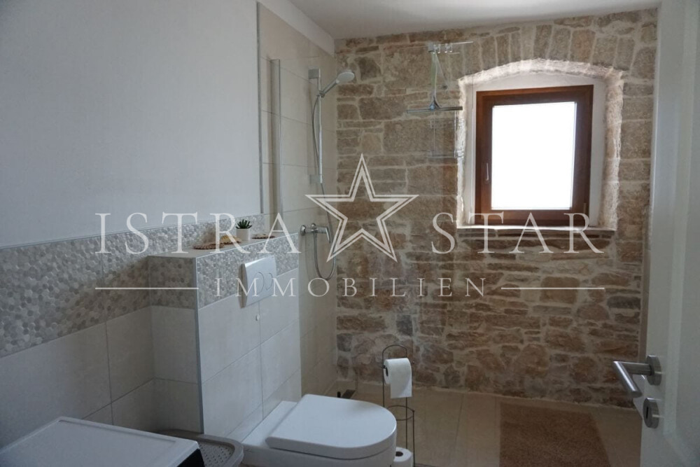Modernisiertes Steinhaus im Istrischen Stil mit Pool in der Nähe von Kastelir
