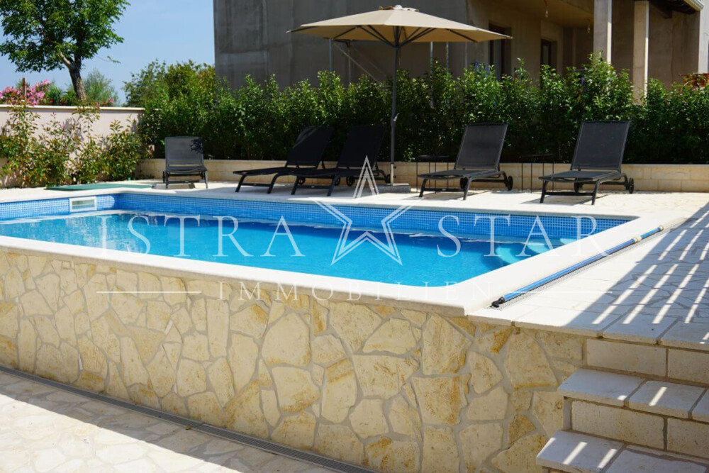 Modernisiertes Steinhaus im Istrischen Stil mit Pool in der Nähe von Kastelir