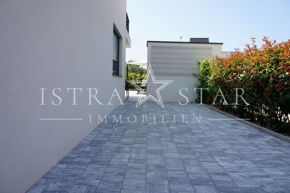 Drei Zimmer Traumwohnung mit Garten und Pool in Porec