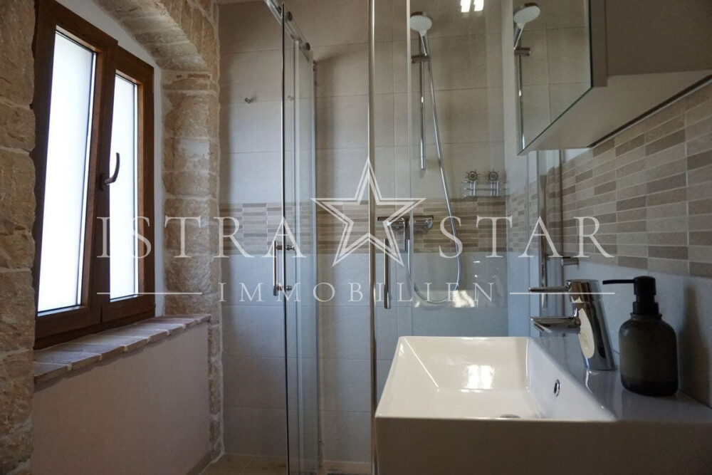 Modernisiertes Steinhaus im Istrischen Stil mit Pool in der Nähe von Kastelir