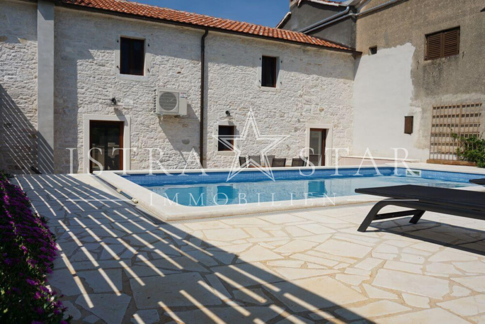 Modernisiertes Steinhaus im Istrischen Stil mit Pool in der Nähe von Kastelir