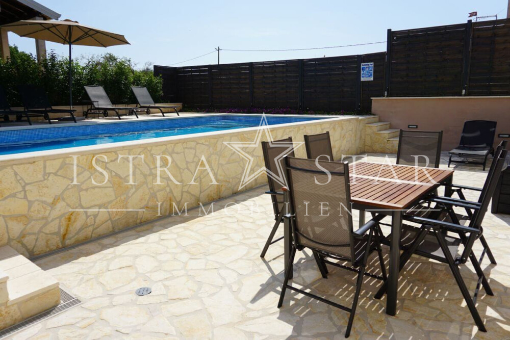 Modernisiertes Steinhaus im Istrischen Stil mit Pool in der Nähe von Kastelir