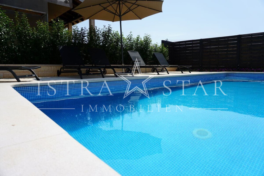 Modernisiertes Steinhaus im Istrischen Stil mit Pool in der Nähe von Kastelir