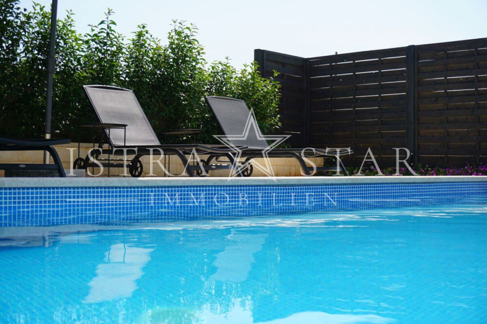 Modernisiertes Steinhaus im Istrischen Stil mit Pool in der Nähe von Kastelir