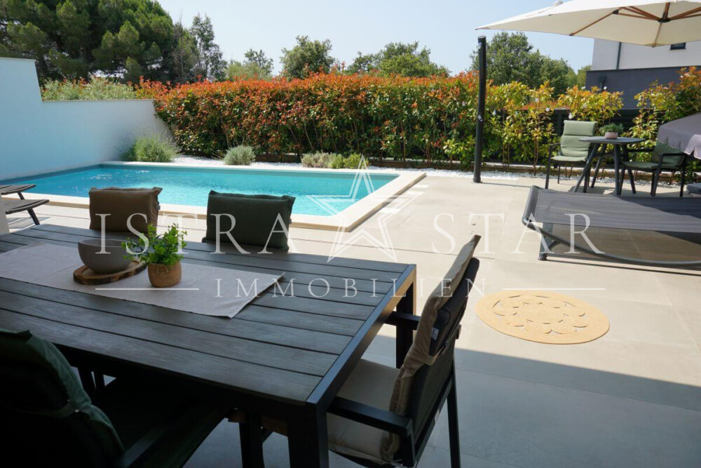 Drei Zimmer Traumwohnung mit Garten und Pool in Porec