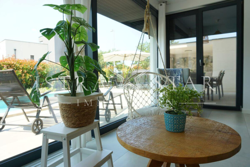 Drei Zimmer Traumwohnung mit Garten und Pool in Porec