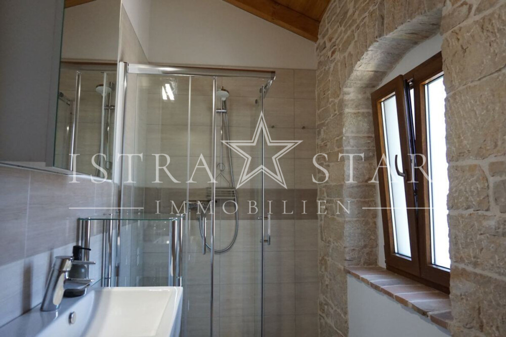 Modernisiertes Steinhaus im Istrischen Stil mit Pool in der Nähe von Kastelir