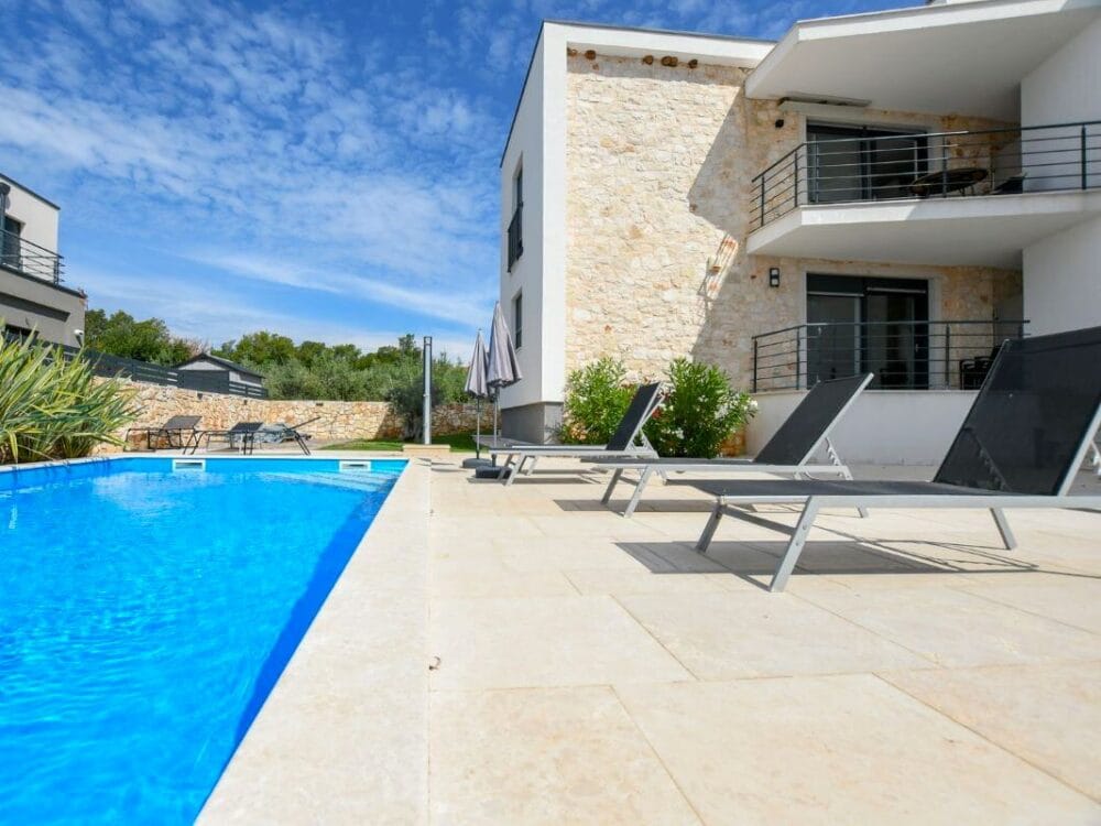 Luxus 3 Zimmer-Wohnung mit Pool in moderner Wohnanlage nahe Porec