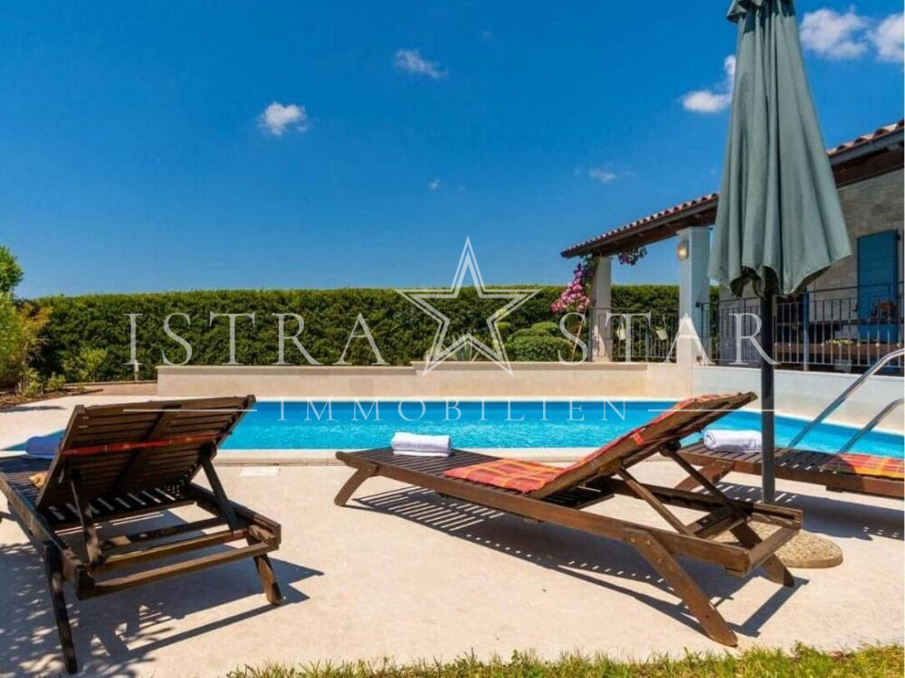 Freistehendes Steinhaus mit Pool und Meerblick in idyllischer Umgebung