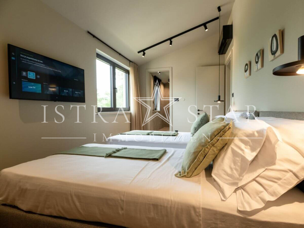 Elegante Luxusvilla mit Pool und großem Garten in der Nähe von Porec