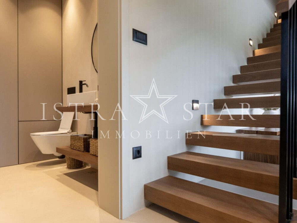 Elegante Luxusvilla mit Pool und großem Garten in der Nähe von Porec