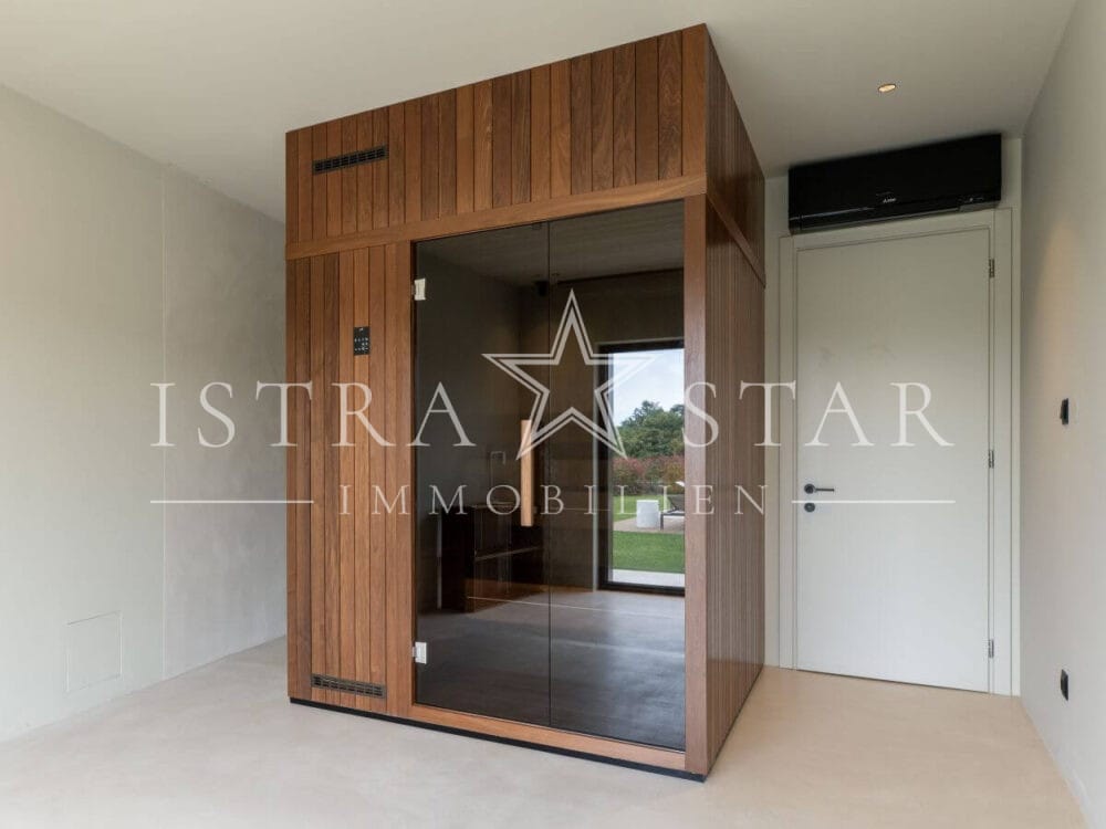 Elegante Luxusvilla mit Pool und großem Garten in der Nähe von Porec